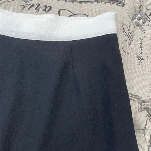 Gibson Women’s Scalloped Hem Skirt - Picture 3 of 12